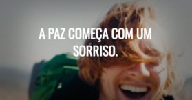 A paz começa com um sorriso.