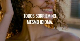 Todos sorriem no mesmo idioma.