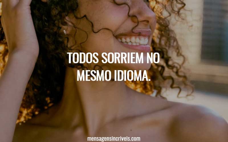 Todos sorriem no mesmo idioma.