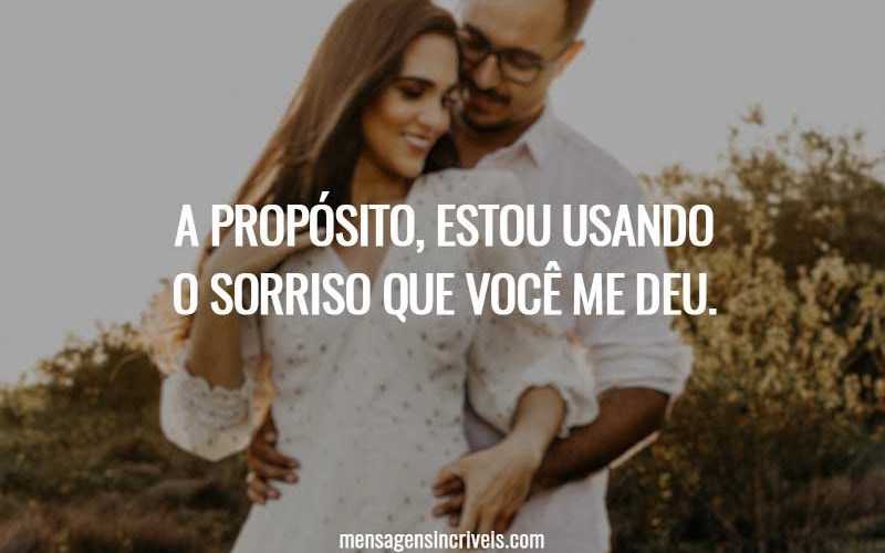 A PROPÓSITO, ESTOU USANDO O SORRISO QUE VOCÊ ME DEU.